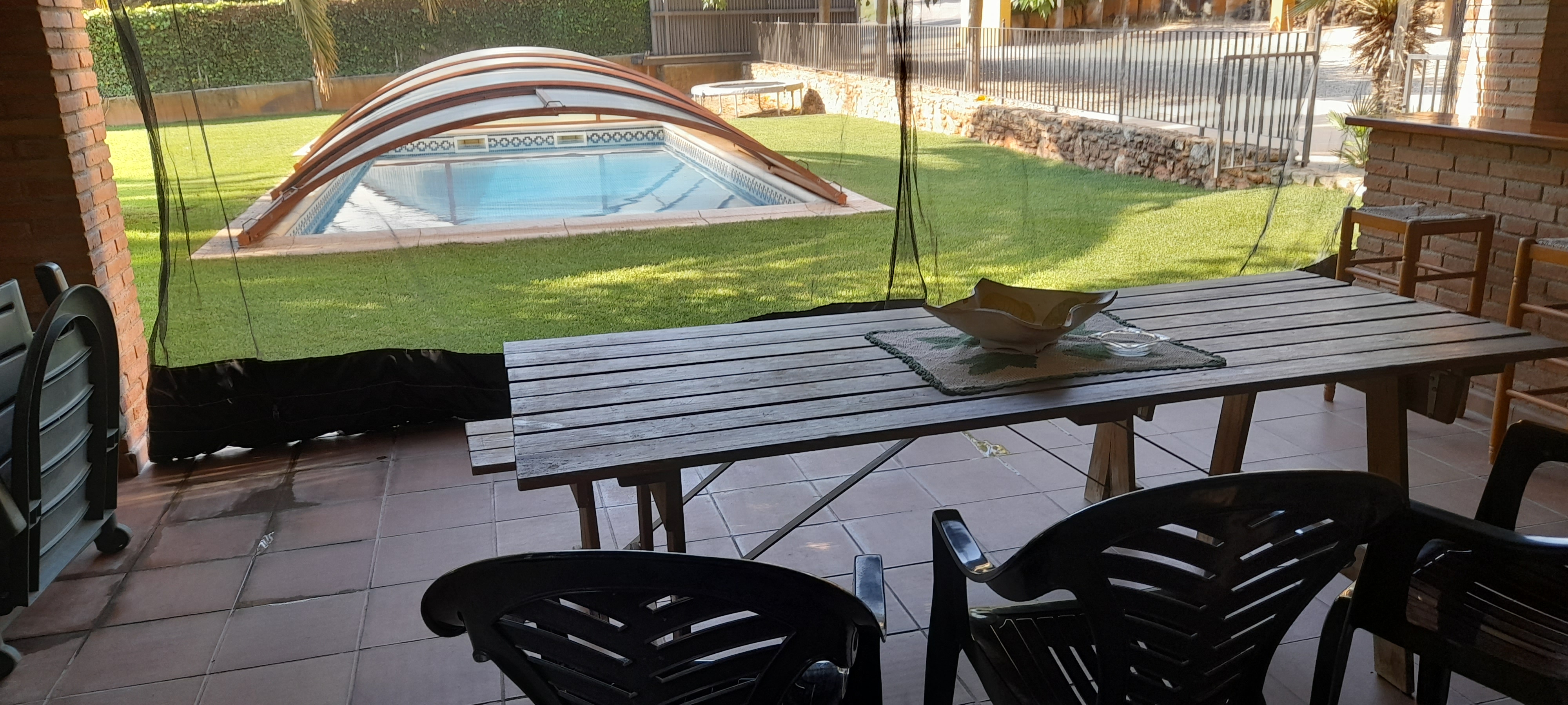 Piscina con cubierta móvil
